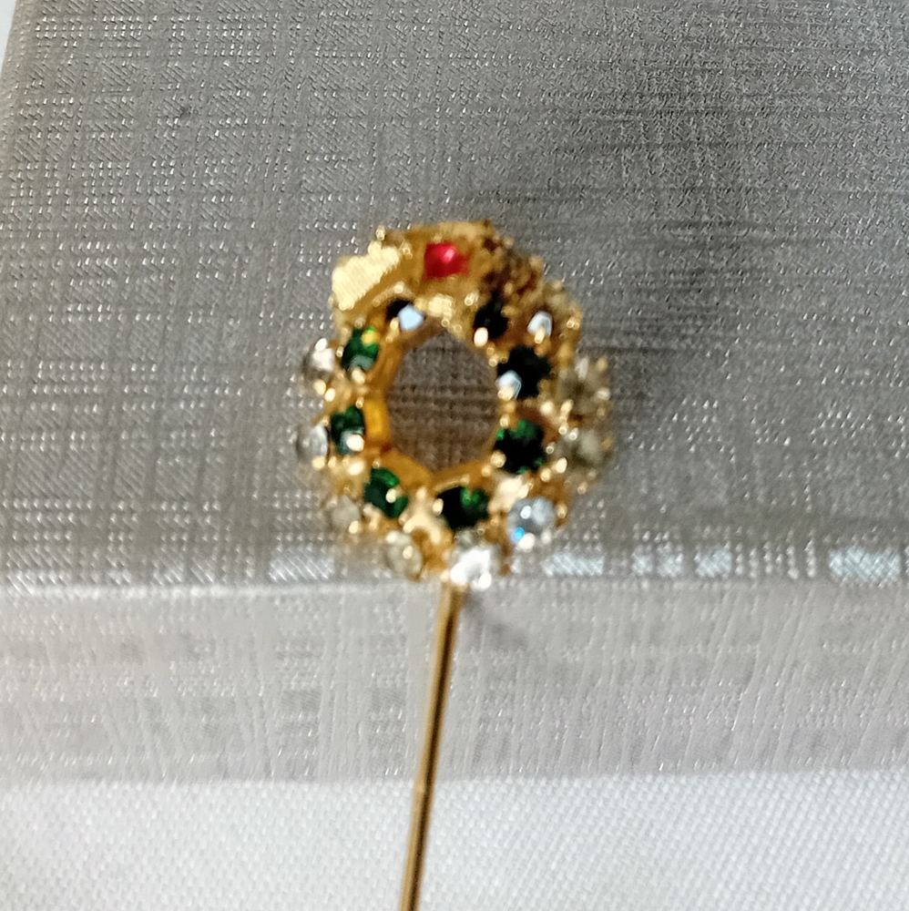 Elegant Gold Tone and Green Rhynestone Brooch